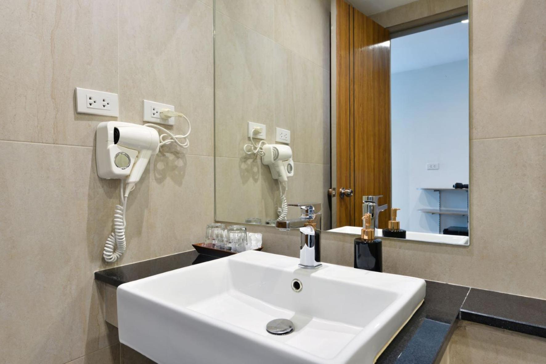 Bedever Boutique Bangkok Hotel - Bts Phra Khanong Dış mekan fotoğraf